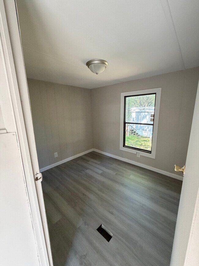 Building Photo - 0 Acorn Village Ln