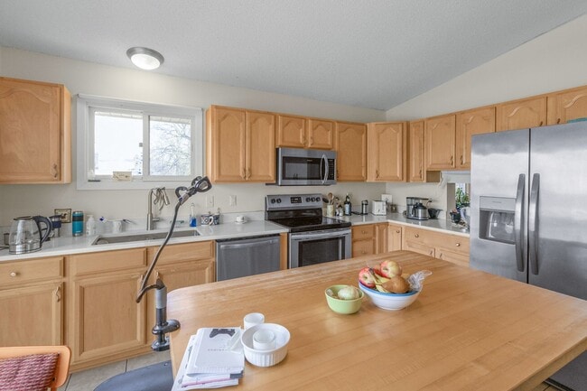 Building Photo - 222 Virginia 3 bed 2 bath apartment in historic Cathedral Hill neighborhood
