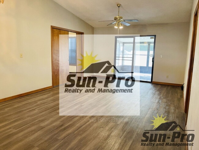 Building Photo - 1113 Oak Forest Cir