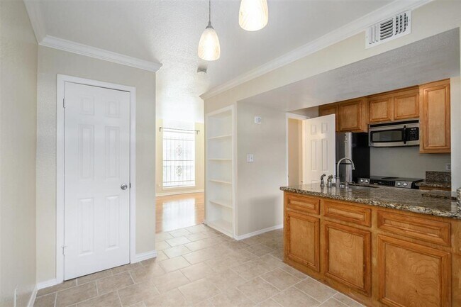 Building Photo - 6202 Skyline Dr