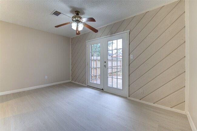 Building Photo - 212 Quaker Dr