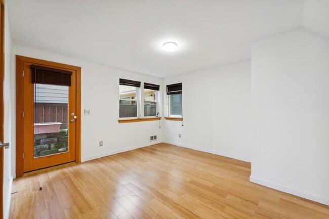 Building Photo - 3 bedroom in Seattle WA 98117