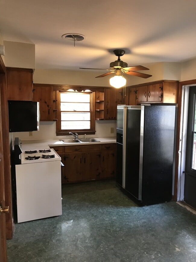 Building Photo - **UPCOMING**Nice 4 Bedroom / 1 Bathroom Ho...