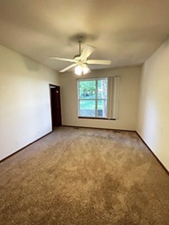 Building Photo - 2 Bedroom 2 bath Condo