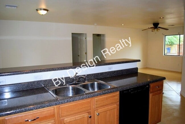 Building Photo - Modern 4 Bed 5 Bath Near UofA – Private Baths & Off-Street Parking