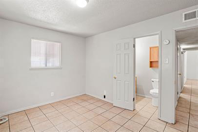 Building Photo - 4908 Royal Dr