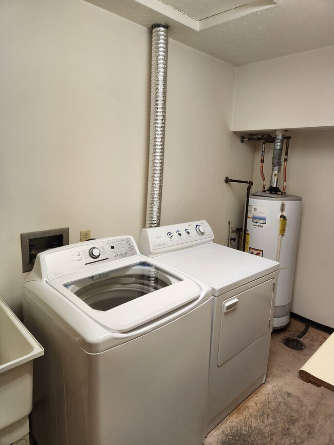 free laundry onsite - 4415 State St