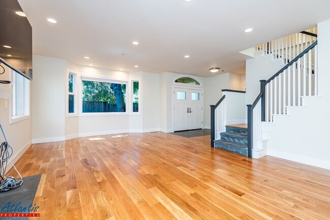 Building Photo - Gorgeous Mountain View Home Near Downtown