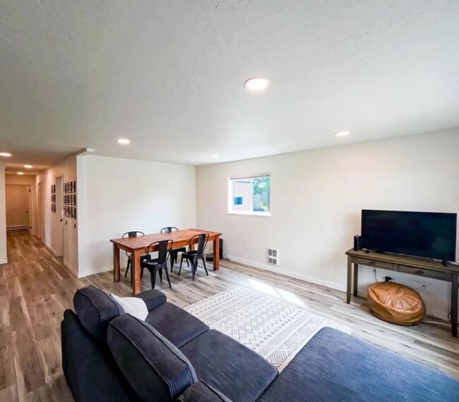 Building Photo - Beautifully remodeled 3-bedroom, 2-bathroo...