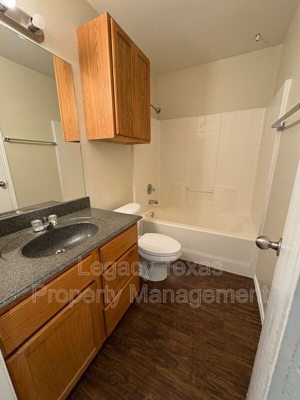 Building Photo - 641 Woodard Ave