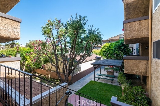 Building Photo - 320 E Stocker St