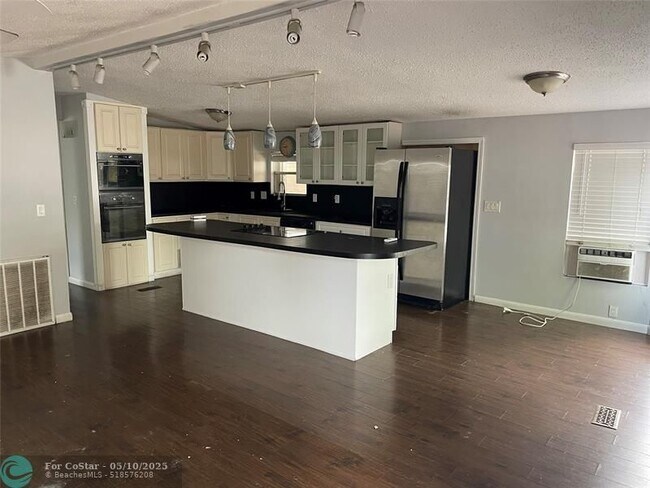 Building Photo - 5020 SW 30th Ave