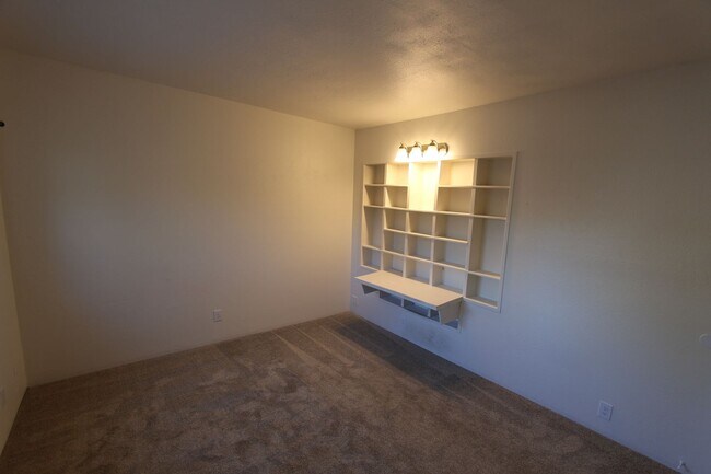 Building Photo - *LEASE PENDING $500 Move-In Special! Month to month lease Available.