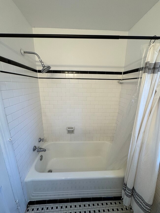 Building Photo - 5009 E Seminary Ave