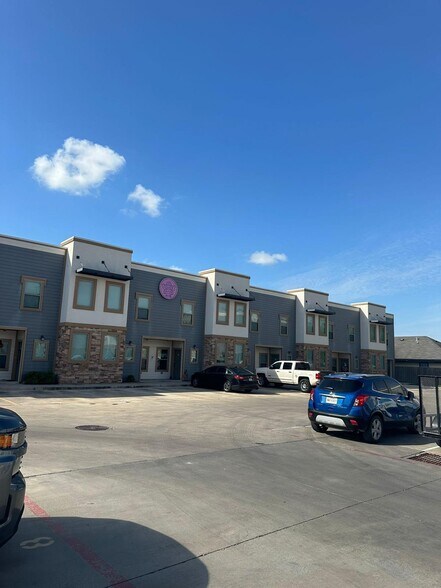 Primary Photo - 2206 E US Highway 281
