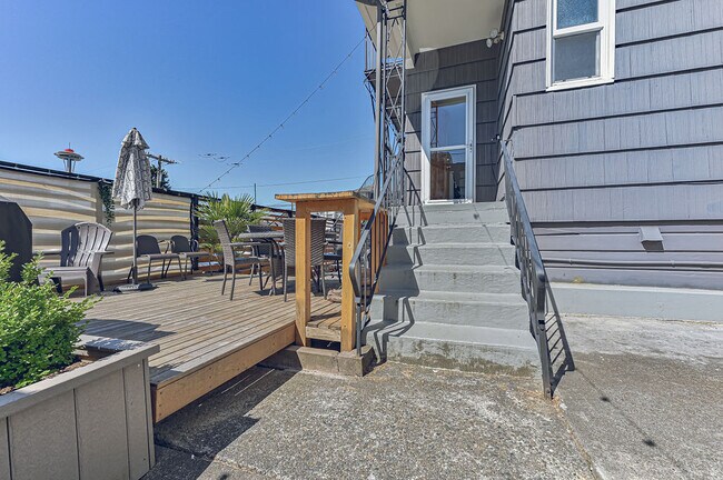 Building Photo - 822 6th Ave N