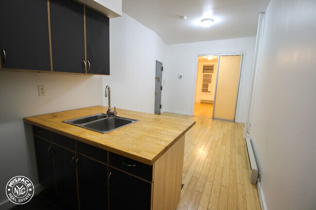Building Photo - 297 Troutman St
