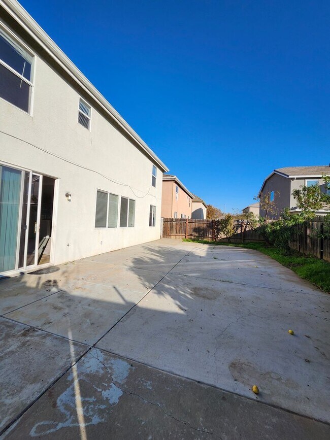 Building Photo - Beautiful Yuba City Home