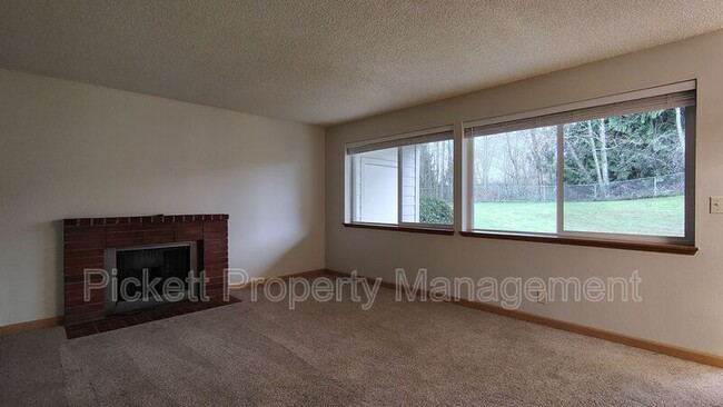 Building Photo - 20026 Vikings Crest NE