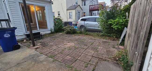 Building Photo - 3 Bed - 1.5 Bath - Single Family Home