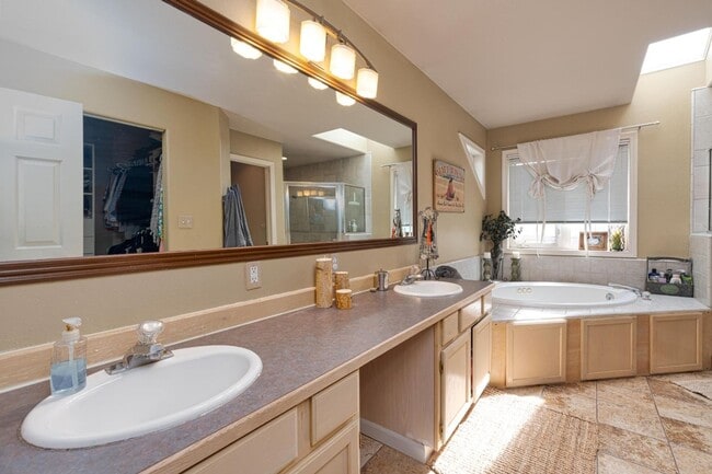 Building Photo - Beautiful home in Haven Heights