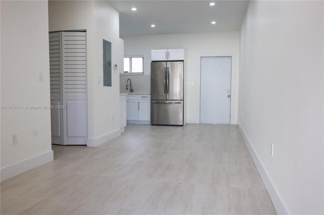 Building Photo - 3 bedroom in Miami FL 33142