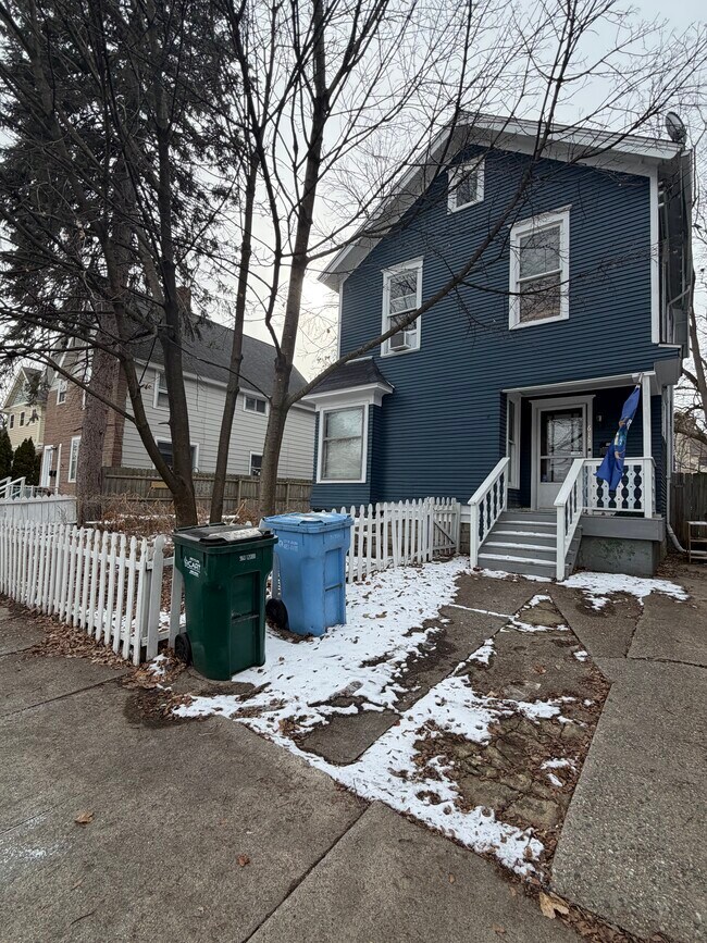 Building Photo - 612 Cherry St