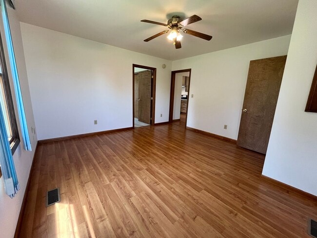 Building Photo - East Side 2 Bed/2 Bath w/ Bonus Room!