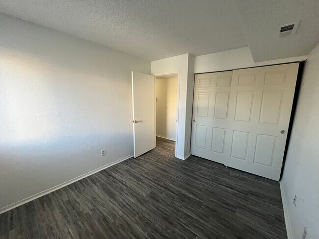Building Photo - $500 Move in Special - 2 bed 2 bath condo 1st floor! washer/dryer in Unit