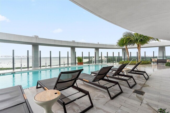 Building Photo - 2831 S Bayshore Dr