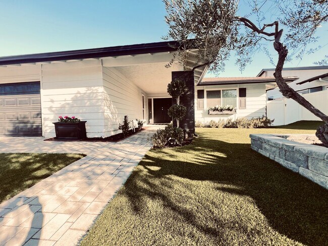 Building Photo - Renovated Rancho Bernardo 55+ Community 2 Bedroom 2 Bathroom Home