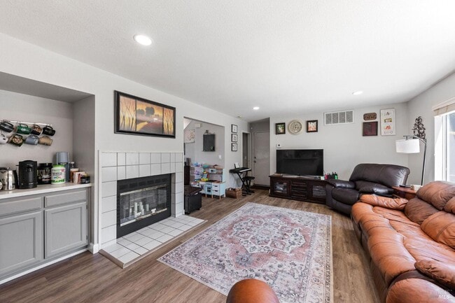 Building Photo - 907 Shadywood Cir