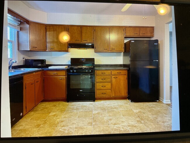 Building Photo - 1620 Oak Ln