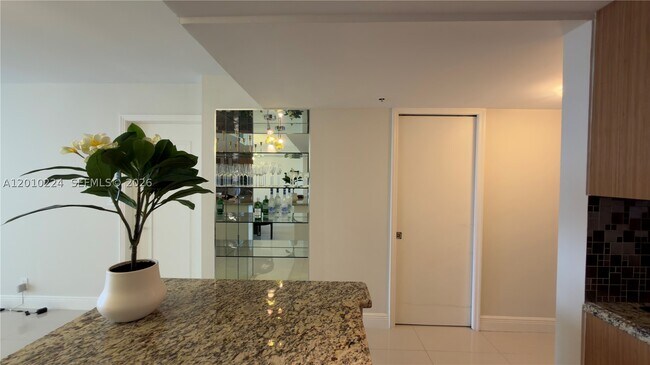 Building Photo - 1717 N Bayshore Dr