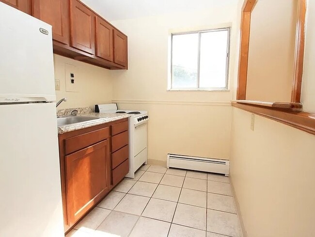 Interior Photo - BRITTANY APTS -- 042