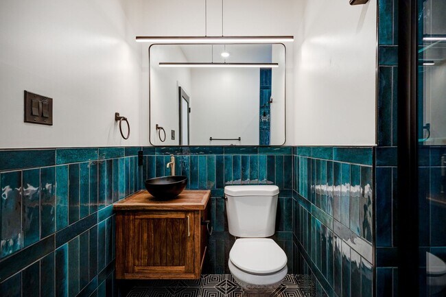 Building Photo - 2841 W Diamond St