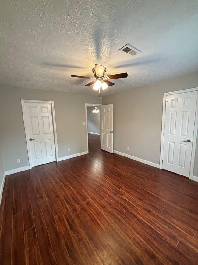 Building Photo - 6902 Kings Crossing Way