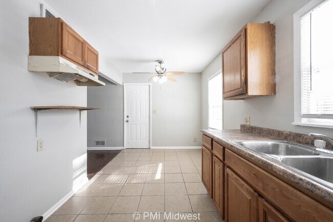 Building Photo - 2 bedroom 1 bath