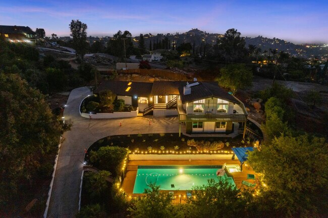 Building Photo - 5048 Bluff Pl