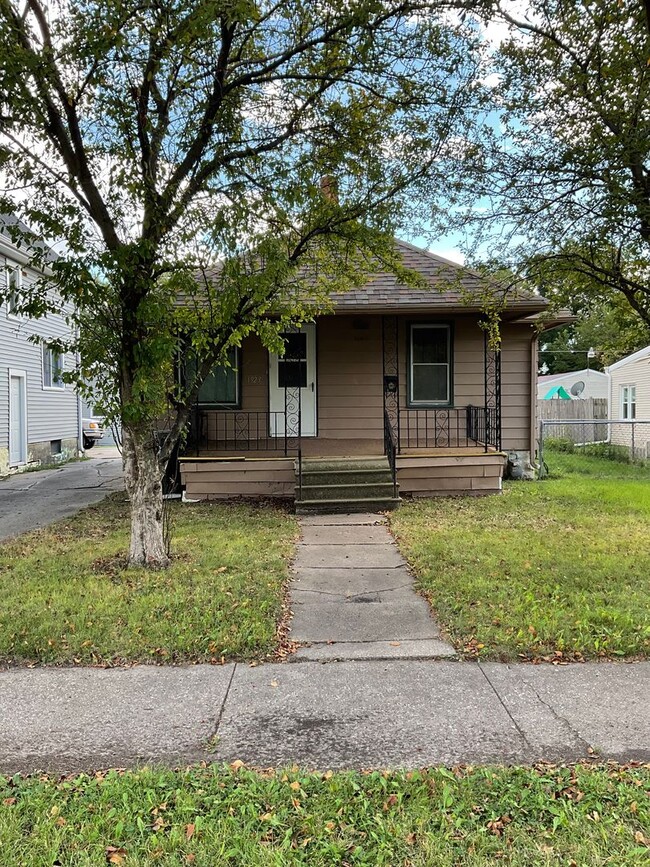 Primary Photo - 2 bedroom house with garage $825