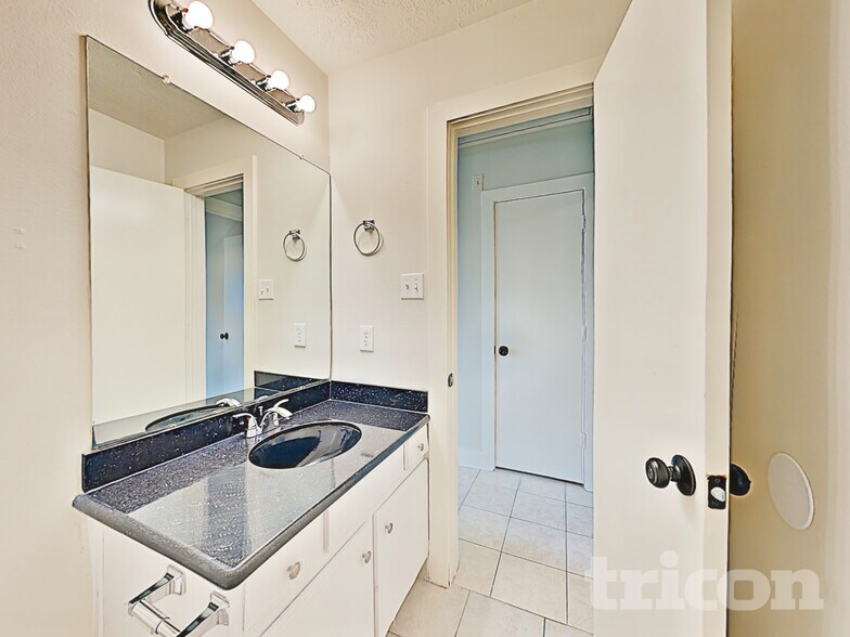Building Photo - 15810 W Park Ct