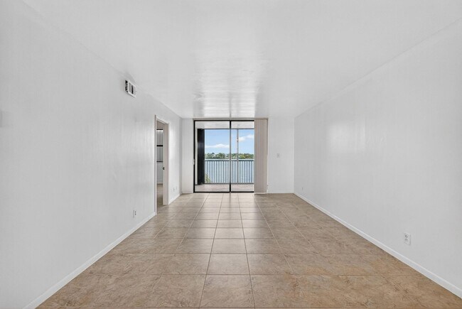Building Photo - 117 Lake Emerald Dr