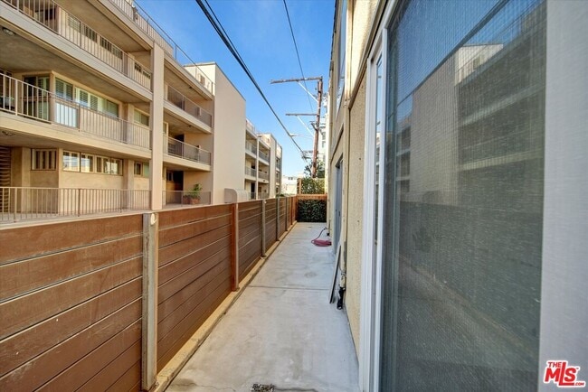 Building Photo - 15 Spinnaker St