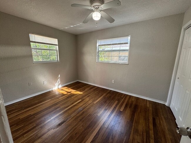 Building Photo - Fenced in four bedroom house near beautiful Gulfport