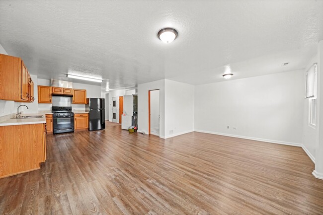 Building Photo - Newly Remodeled 4-bed 2nd-floor unit