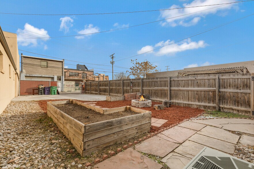 Building Photo - 756 Kalamath St