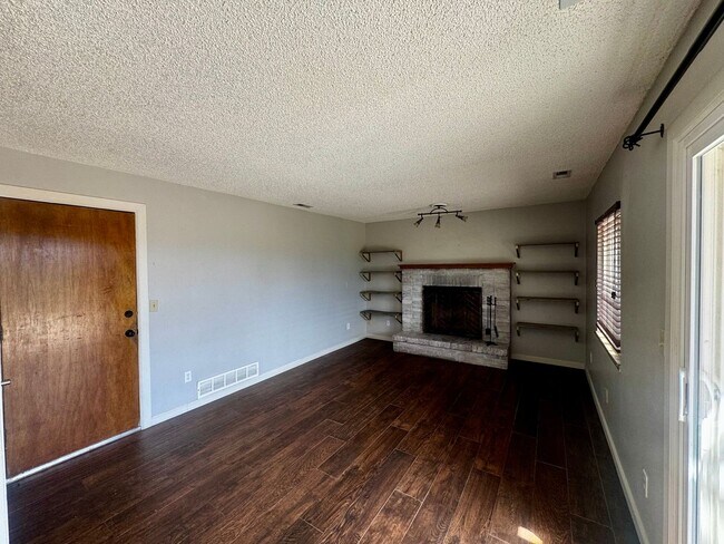 Building Photo - 3 Bedroom Tri-level in Briargate