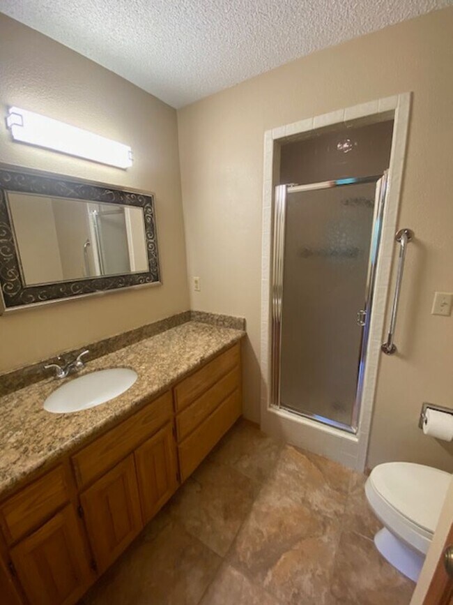 Building Photo - Adorable 2 Bedroom Home Near Downtown Rogers!