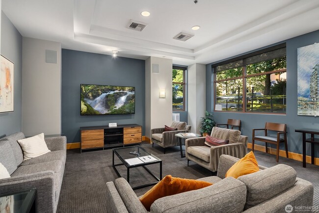 Building Photo - 2Bd/1.75Ba Bellevue Condo