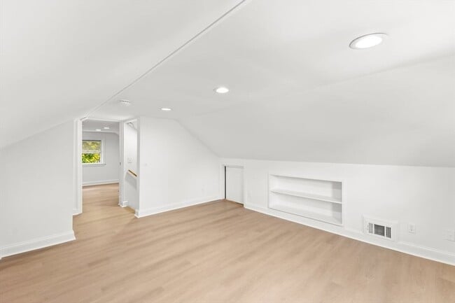 Building Photo - 26 Lamb St